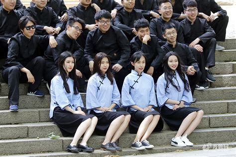 山东泰安：高校美女穿婚纱拍毕业照_热点新闻_图片频道_齐鲁网