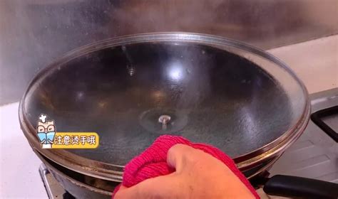 锅盖上的油垢又厚又顽固，怎么刷怎么洗都去不掉，怎么办？