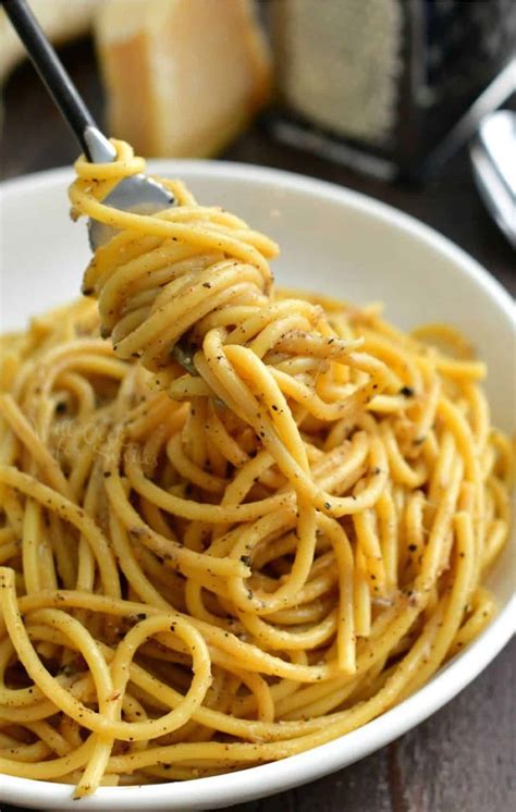 Cacio e Pepe (Pasta in Black Pepper Parmesan Sauce)