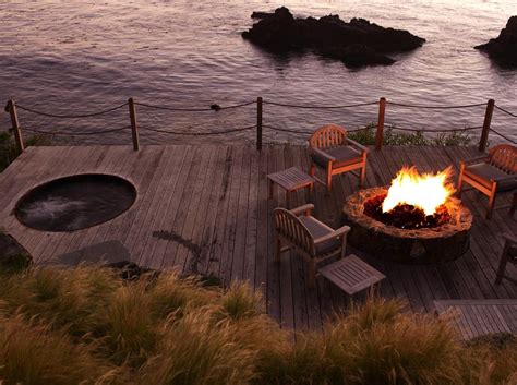20 Beautiful Coastal Style Outdoor Design Ideas With A Fire Pit ...
