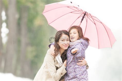 年轻漂亮的女人带着漂亮的小女儿在公园里的伞下母亲和女儿在一起友好高清图片下载-正版图片504749385-摄图网