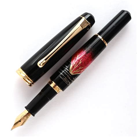 Wancher x Kuretake Yumeginga Kindai Maki-e Aka Fuji Fountain Pen - Bla ...