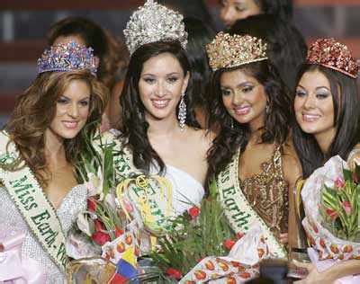 Miss Earth-Air, Pooja Chitgopekar from India poses with Miss Earth 2007 ...
