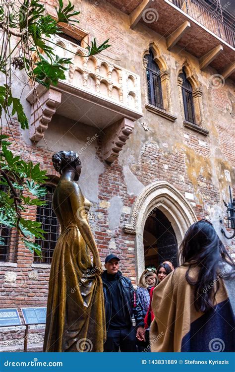 Bronze Statue of Juliet and the Romeo & Juliet Balcony, Verona Italy ...