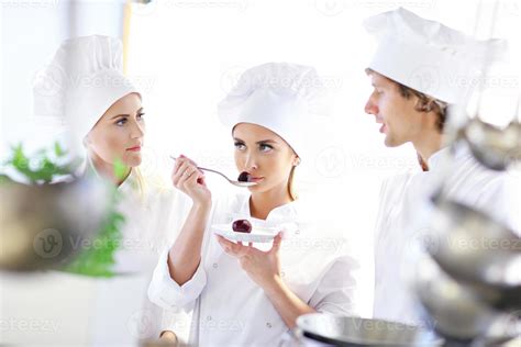 Busy Kitchen Chefs 的图像结果