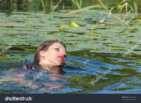 Girls Swim Nature 的图像结果