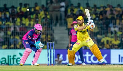 IPL: Dhoni nursing knee injury, Magala out for two weeks- The Week