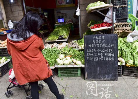 亲手种植的蔬菜成熟啦，小学生们化身“菜贩”卖菜 - 封面新闻