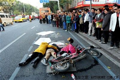 【转】福州公交车碾死男孩事故现场_北京_手机汽车之家
