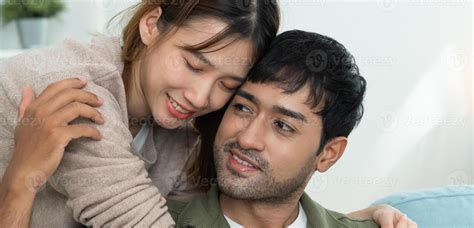 Pareja abrazo cada otro ojos, caricias, calentar abrazos, joven amar ...