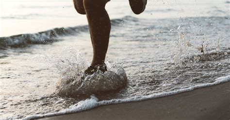 Running at the Beach 的图像结果