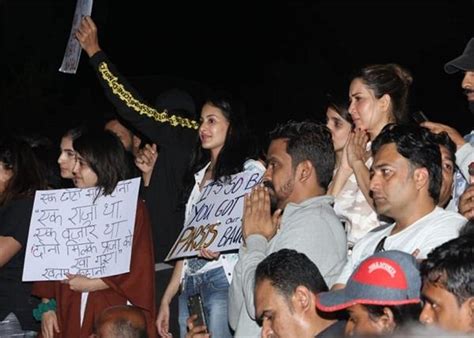 JNU Attack: प्रोटेस्ट में पहुंचे बॉलीवुड सितारे, कहा- 'हम मूर्ख नहीं ...