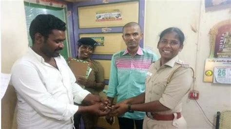 பரமக்குடியில் வாடகை வேனில் பயணி தொலைத்த ஏழரை பவுன் தங்க சங்கிலியை காவல் ...