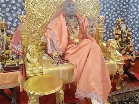 Acharya Arun Giri's 251 kg Throne Shines Bright at Mahakumbh 2025