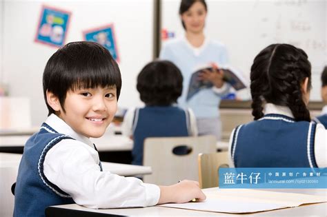 小学生和老师在课堂-蓝牛仔影像-中国原创广告影像素材