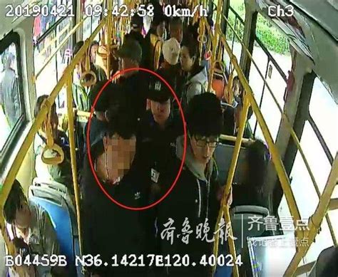 中年男子公交车上猥亵女乘客，乘务员将其制服送警