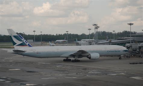 File:Cathay Pacific Boeing 777-300, SIN.jpg - Wikimedia Commons
