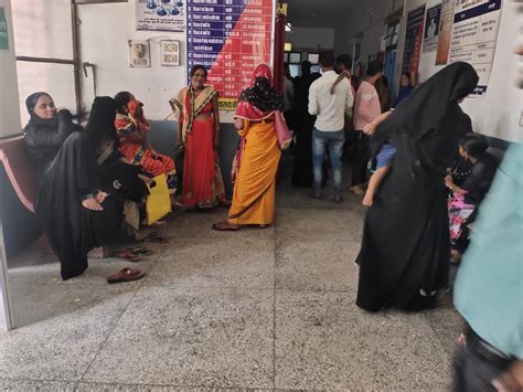 सीएचसी सेमरियावां में वेटिंग एरिया में भीषण गर्मी से जूझती रहीं महिलाएं