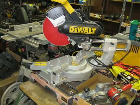DEWALT SLIDING COMPOUND MITER SAW