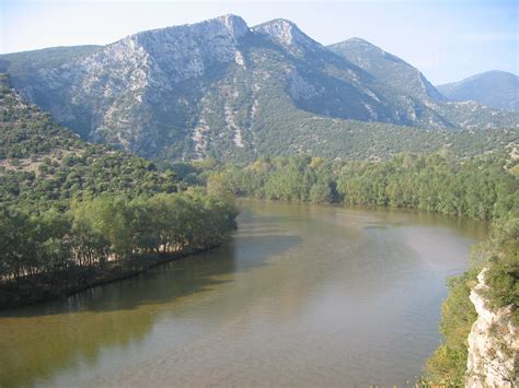 https://upload.wikimedia.org/wikipedia/commons/a/a7/Nestos_or_Mesta_River_-_Greece-Bulgaria.jpg