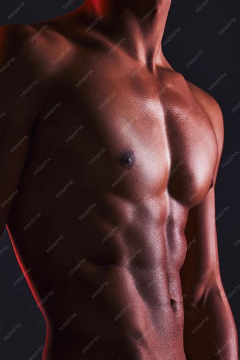 Primer plano de belleza y abdominales del hombre en el estudio para ...