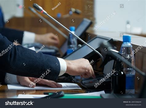 Politician Hand Srance 的图像结果