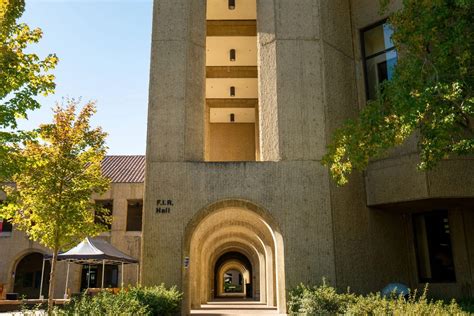 Stanford Law School: Acceptance Rates, Deadlines, & How to Get In (2025 ...