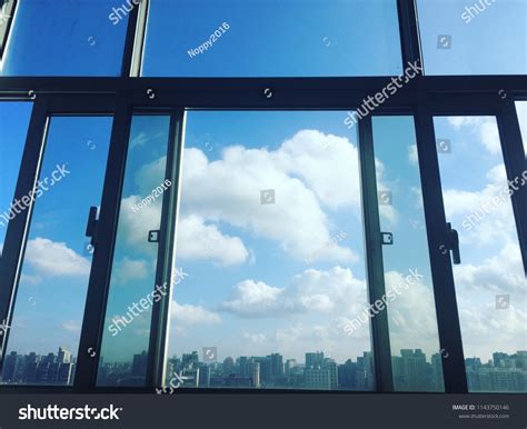Small Window City View 的图像结果