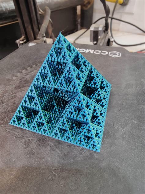 3D printable spiral vase Sierpinski pyramid (Openscad)・Cults