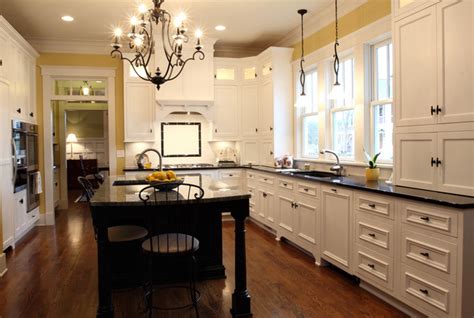 https://st.houzz.com/simgs/acc15d1a0fdb59bd_4-5421/traditional-kitchen.jpg?utm_source=chatgpt.com