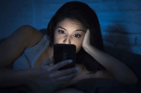 还有这种好事？研究称睡前适度玩手机或可以缓解抑郁_睡眠_影响_夜间