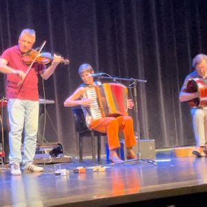 Folkgroep MALAHIDE in concert kasteel van Poeke , Koetshuis Poeke ...