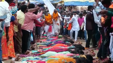 奇葩！数百名印度妇女请神职人员踩背 称有助于怀孕-直播吧zhibo8.cc