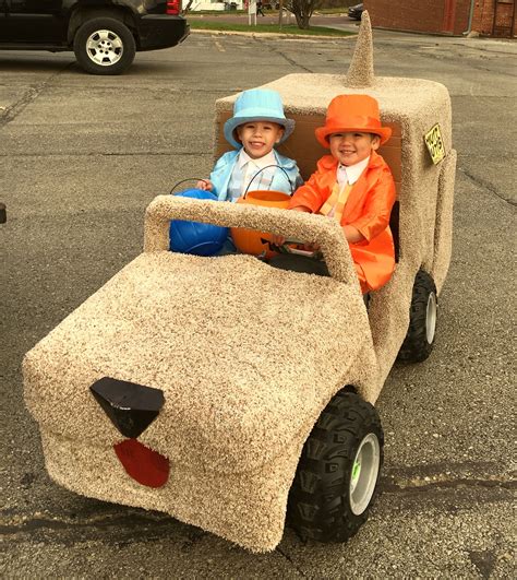 This dad wins halloween with dumb and dumber themed costume and car ...