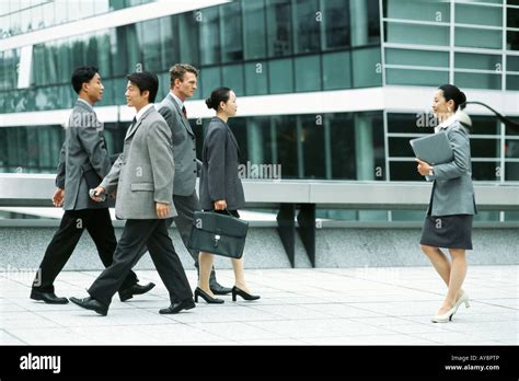 Business People Walking From Side View 的图像结果