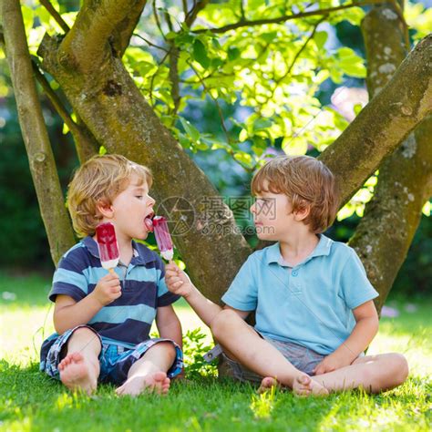 两个可爱的小兄弟在家里的花园里吃冰淇淋在户外吃东高清图片下载-正版图片504839763-摄图网
