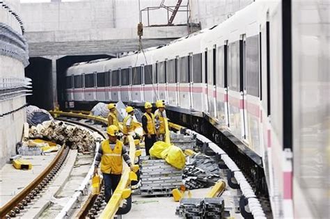 图文：地铁2号线首列列车昨上线试跑_新浪新闻