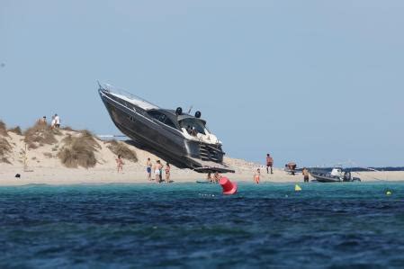 A yacht crashes onto a beach in Formentera and authorities demand that ...