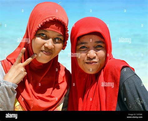 Indonesian muslim women hi-res stock photography and images - Alamy