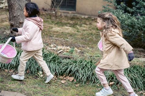 13 Creative Scavenger Hunt Team Building Activity Ideas - Paranoia Quest