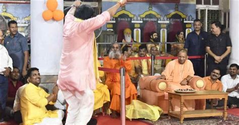 Ravi Kishan dances with devotion in front of CM Yogi during Gorakhnath ...