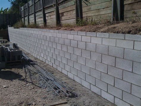 Cinder Block Retaining Wall Design Narrow Home Design Concrete ...