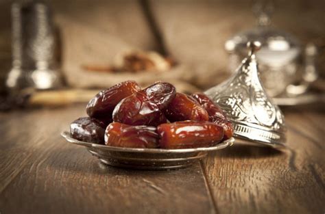 manfaat air kurma hangat