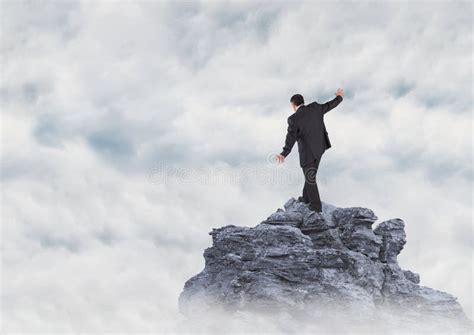 Business People Walking Up Mountain 的图像结果