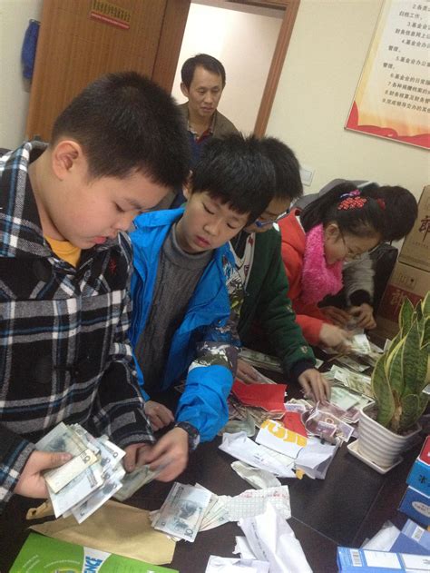 沙坪坝第一实验小学学生自发为康定灾区募款 重庆市青少年发展基金会