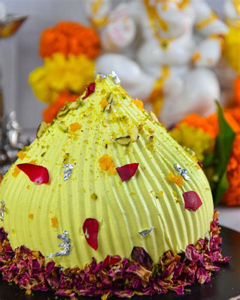 Motichoor Modak Cake: Elevate Your Sweet Moments | Order Today – Merak ...