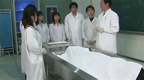 女尸被放在学校解剖室，老师正给同学上课呢，直接被吓住了_好看视频