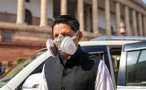 गैस मास्क पहनकर पहुंचे कांग्रेस सांसद दीपेंद्र सिंह हुड्डा, बोले- वायु ...