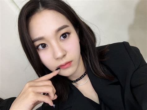 QueenzEye_official on Twitter | Eyes, Girl, Hannah