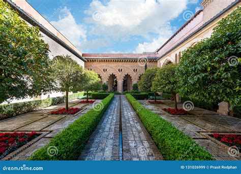 Small Courtyard of Aljaferia Palace in Zaragoza, Spain Editorial Stock ...